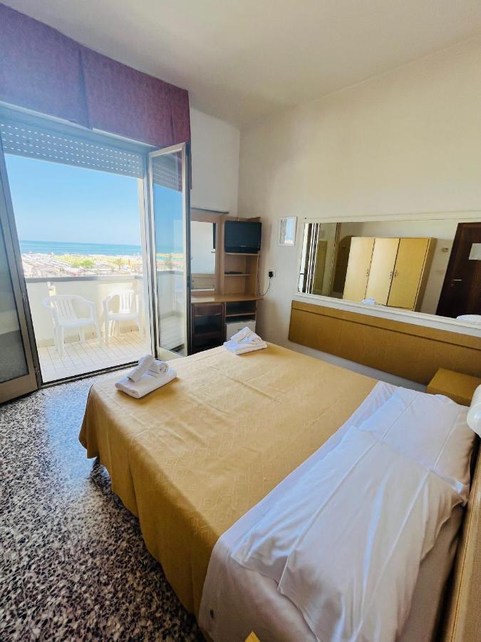 Hotel Columbia Frontemare Ріміні Екстер'єр фото