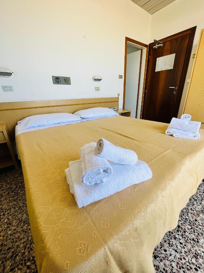 Hotel Columbia Frontemare Ріміні Екстер'єр фото