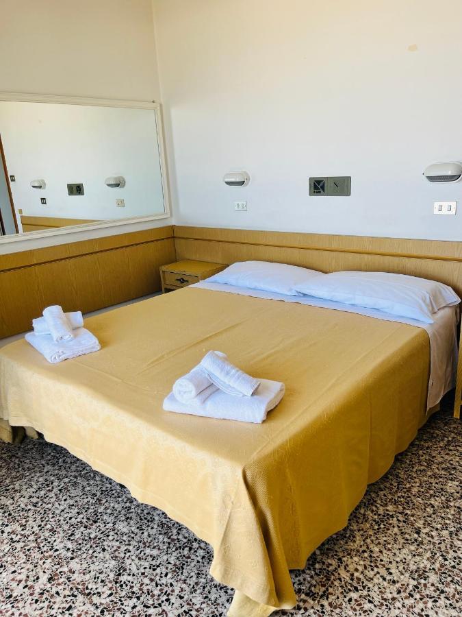 Hotel Columbia Frontemare Ріміні Екстер'єр фото