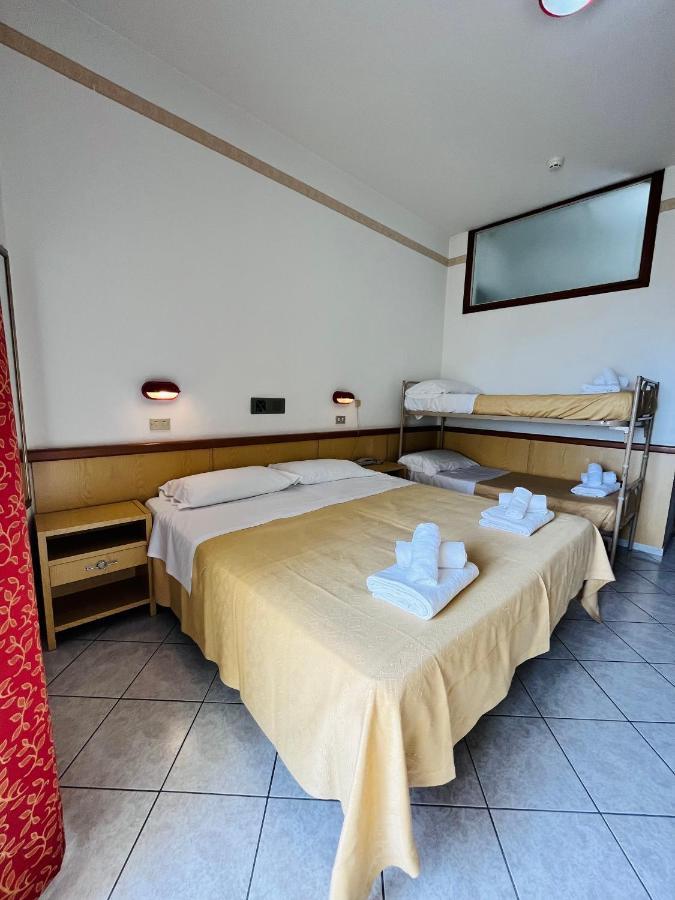 Hotel Columbia Frontemare Ріміні Екстер'єр фото