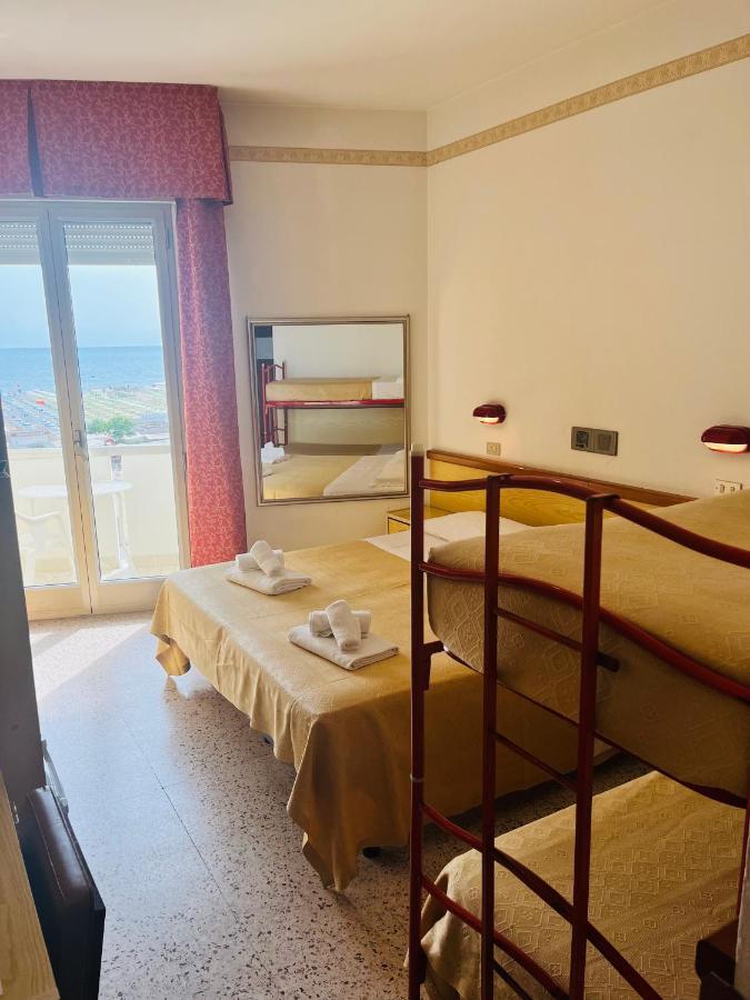 Hotel Columbia Frontemare Ріміні Екстер'єр фото