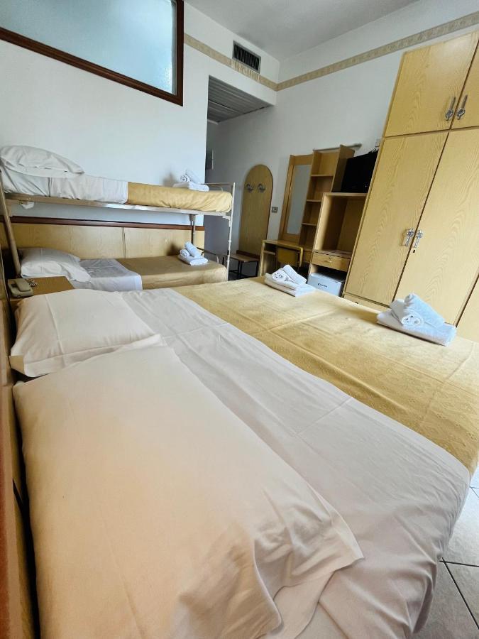 Hotel Columbia Frontemare Ріміні Екстер'єр фото