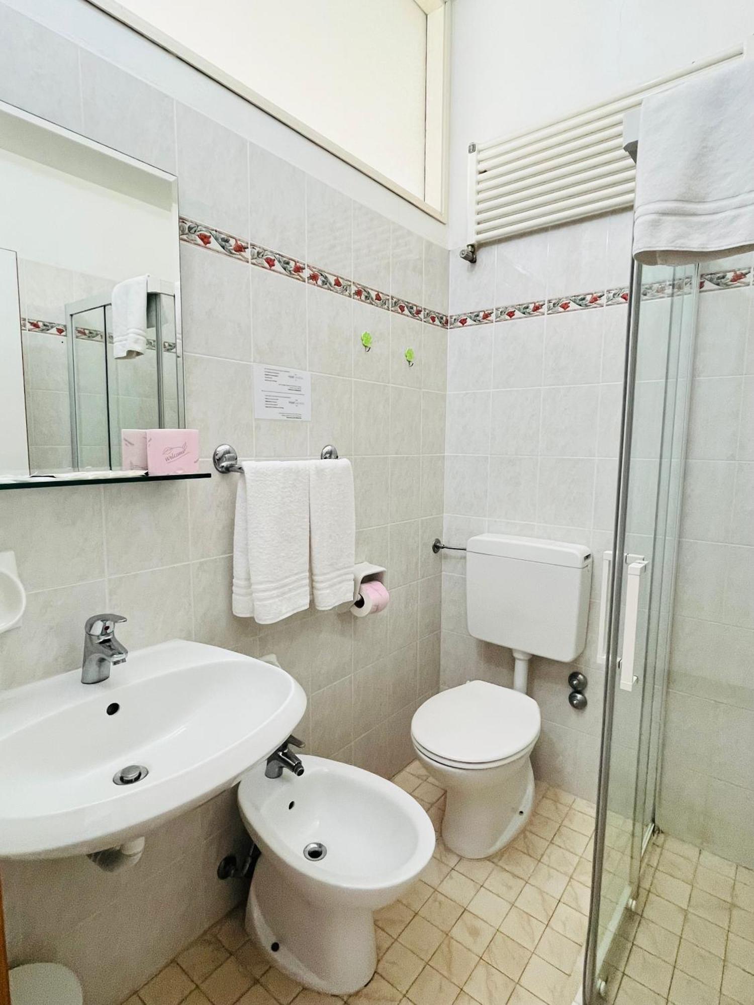 Hotel Columbia Frontemare Ріміні Екстер'єр фото
