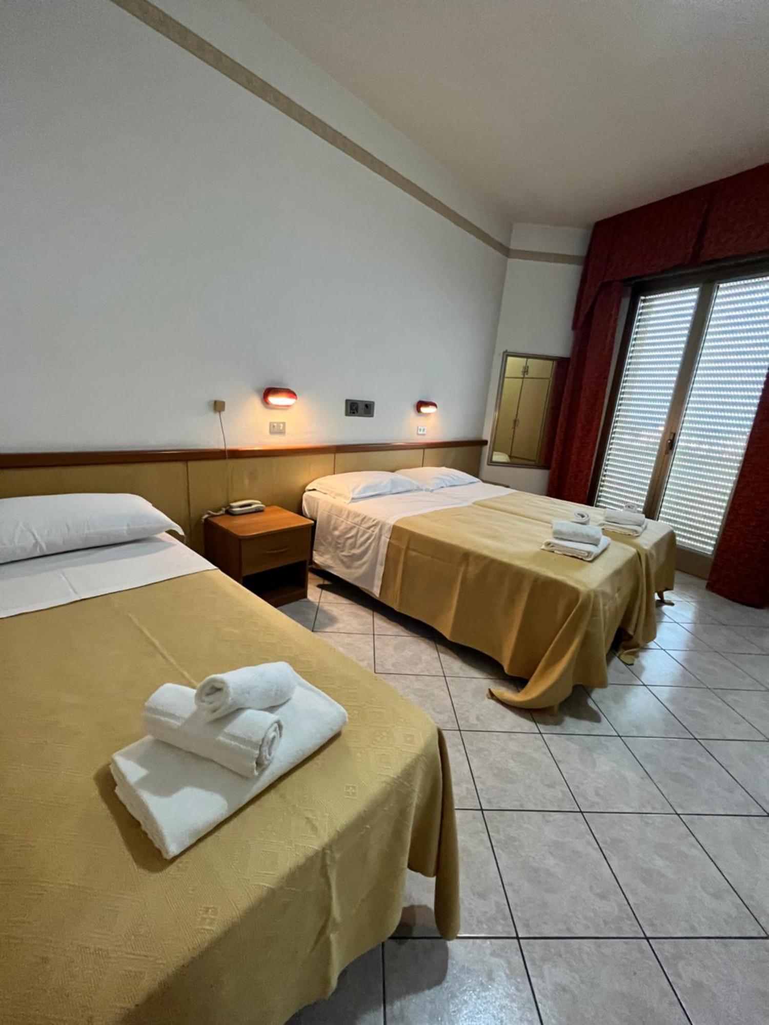 Hotel Columbia Frontemare Ріміні Екстер'єр фото