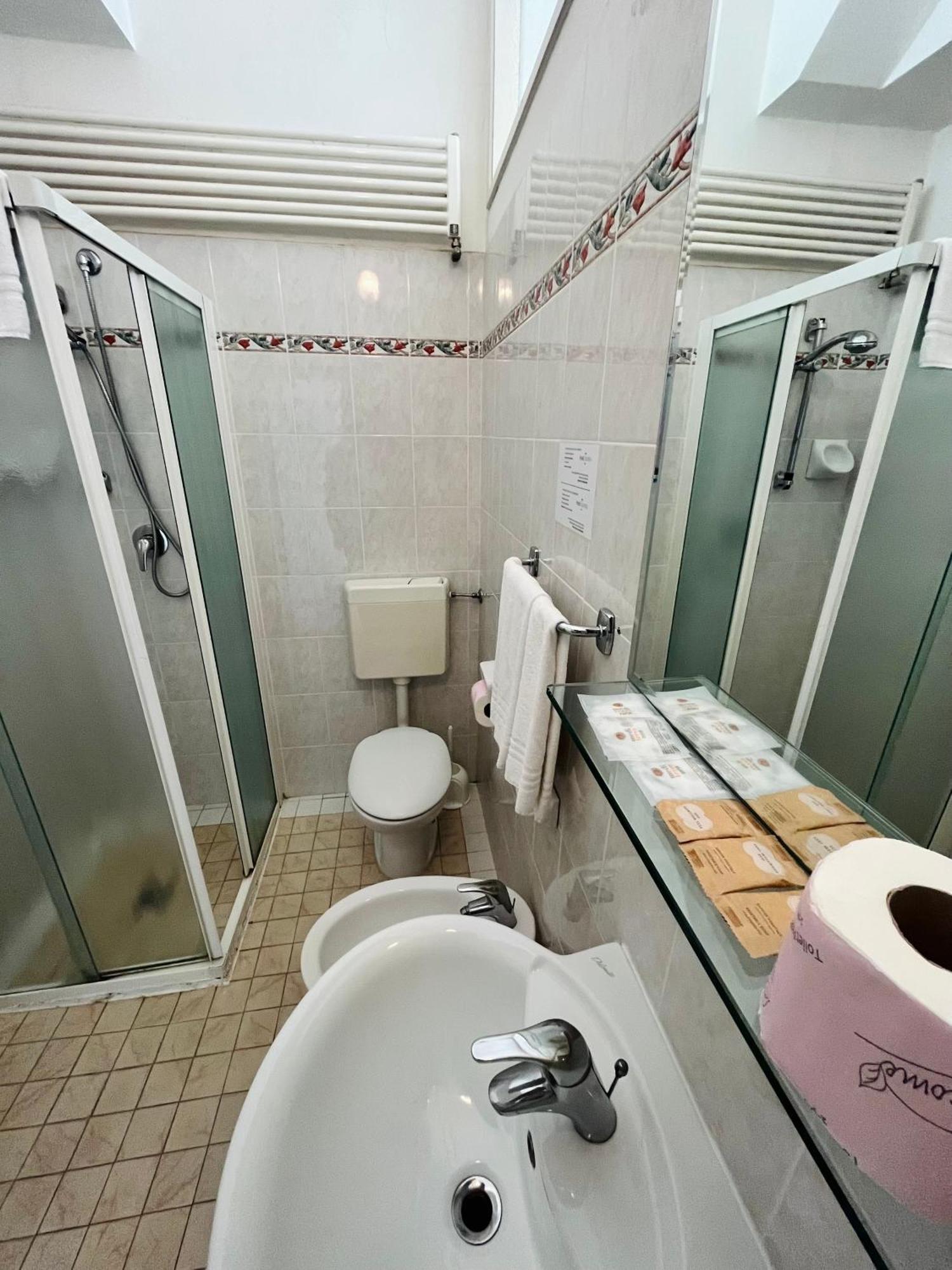 Hotel Columbia Frontemare Ріміні Екстер'єр фото