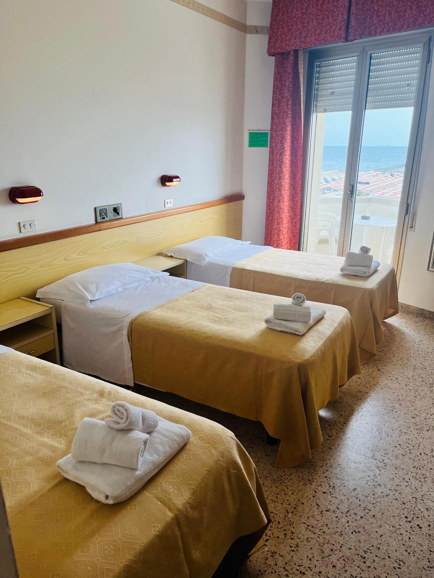 Hotel Columbia Frontemare Ріміні Екстер'єр фото