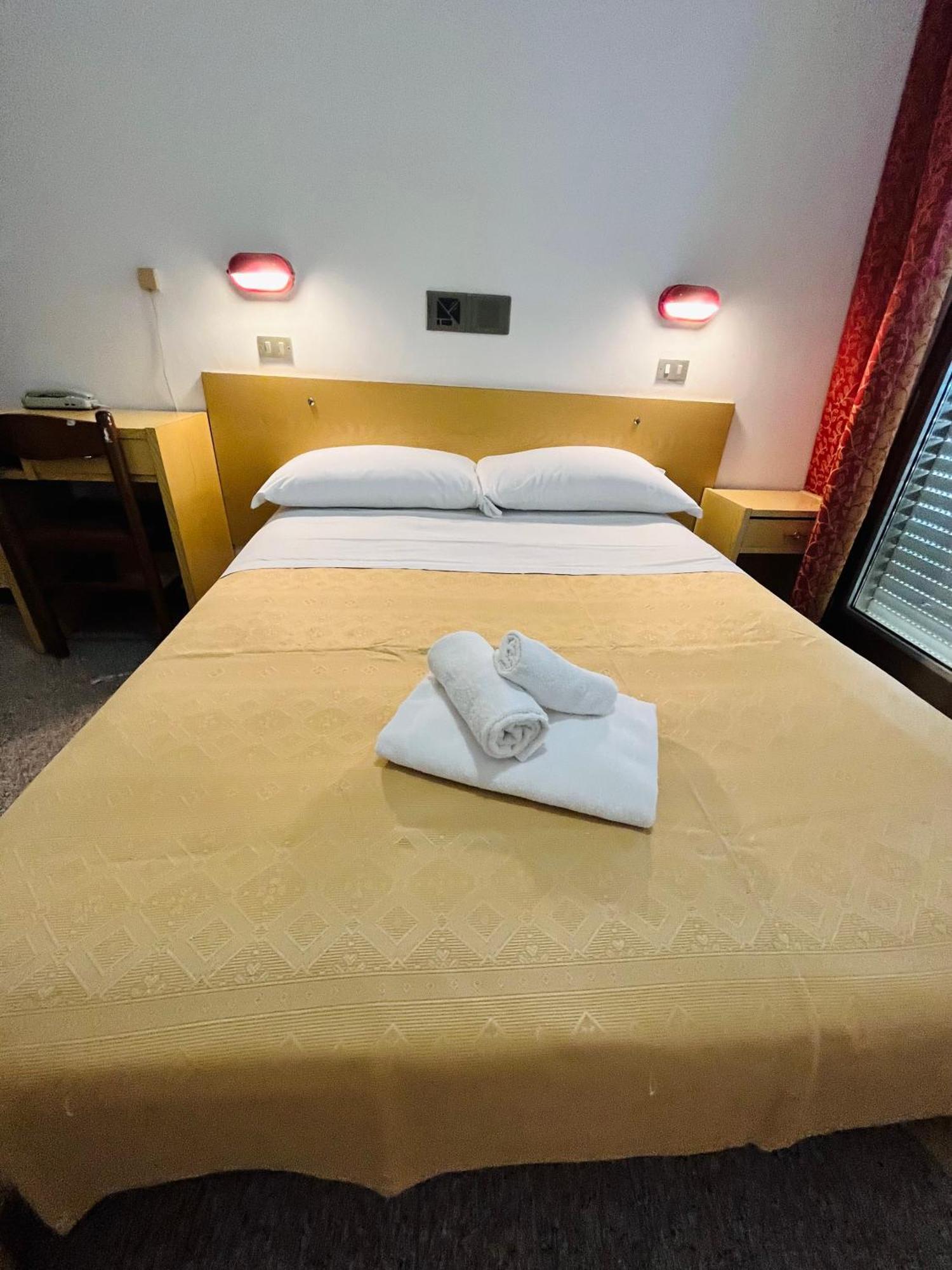 Hotel Columbia Frontemare Ріміні Екстер'єр фото