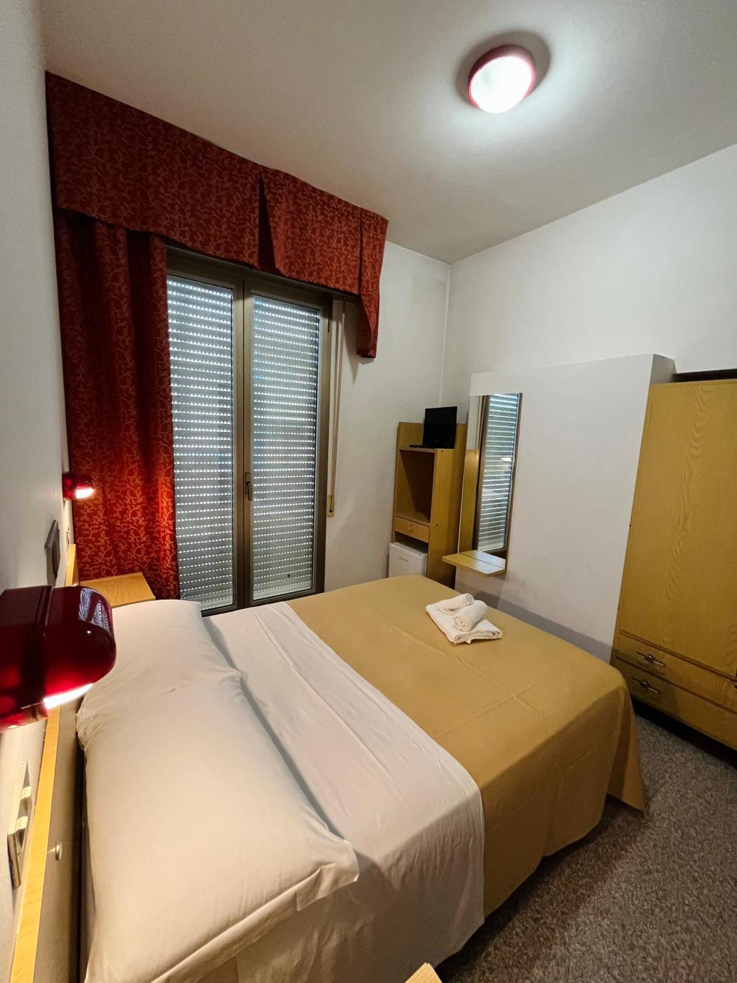 Hotel Columbia Frontemare Ріміні Екстер'єр фото