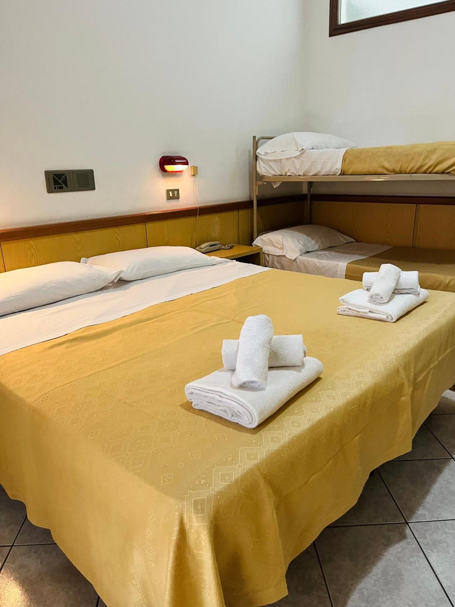 Hotel Columbia Frontemare Ріміні Екстер'єр фото