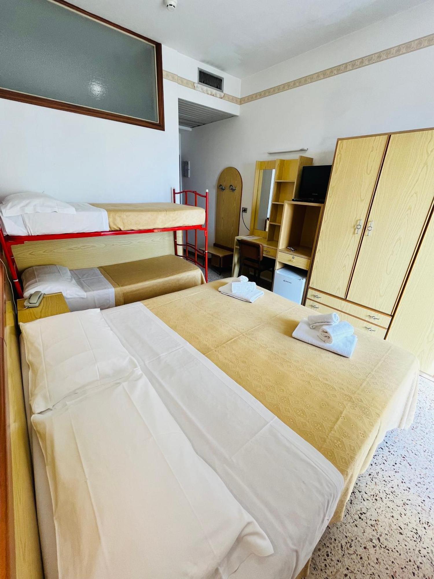 Hotel Columbia Frontemare Ріміні Екстер'єр фото